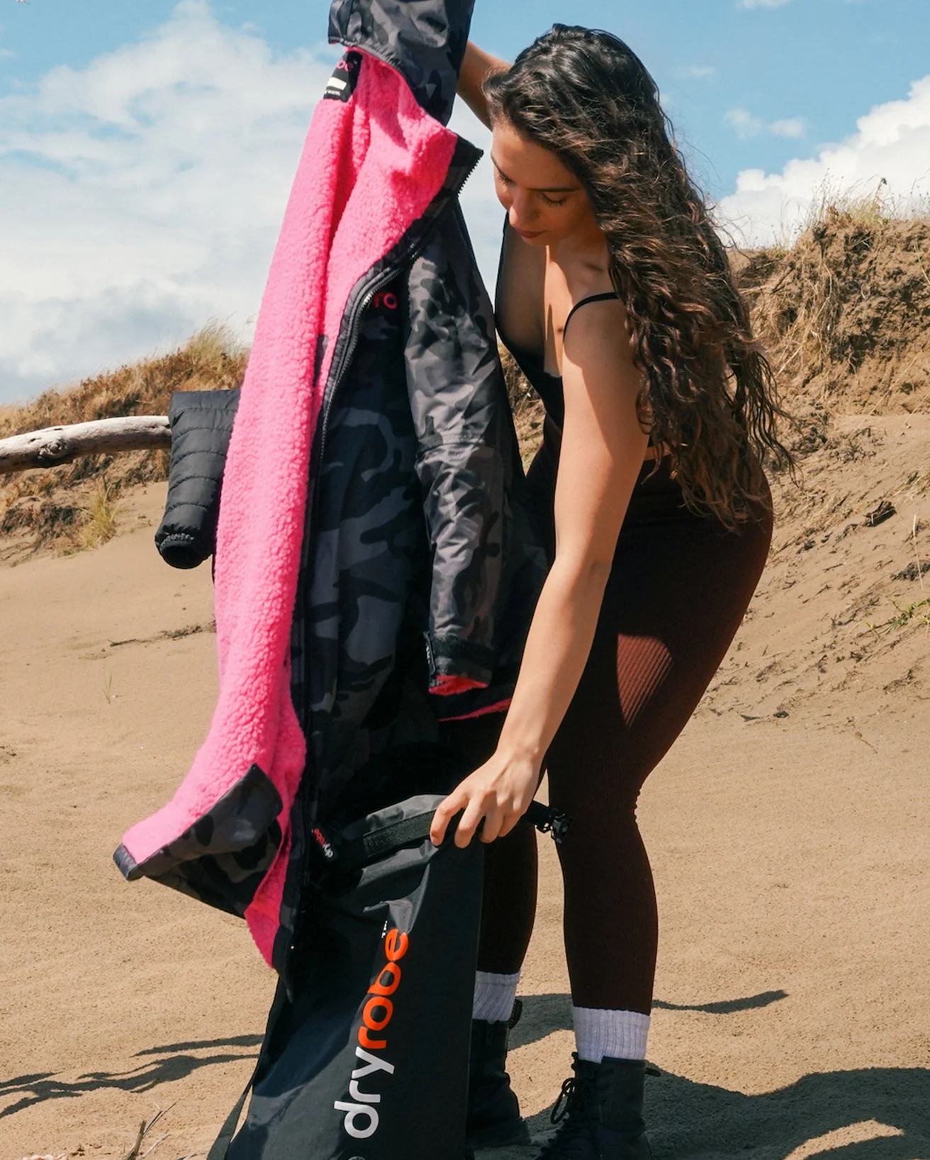 Dry Robe Compression Travel Bag In Black - Image 4