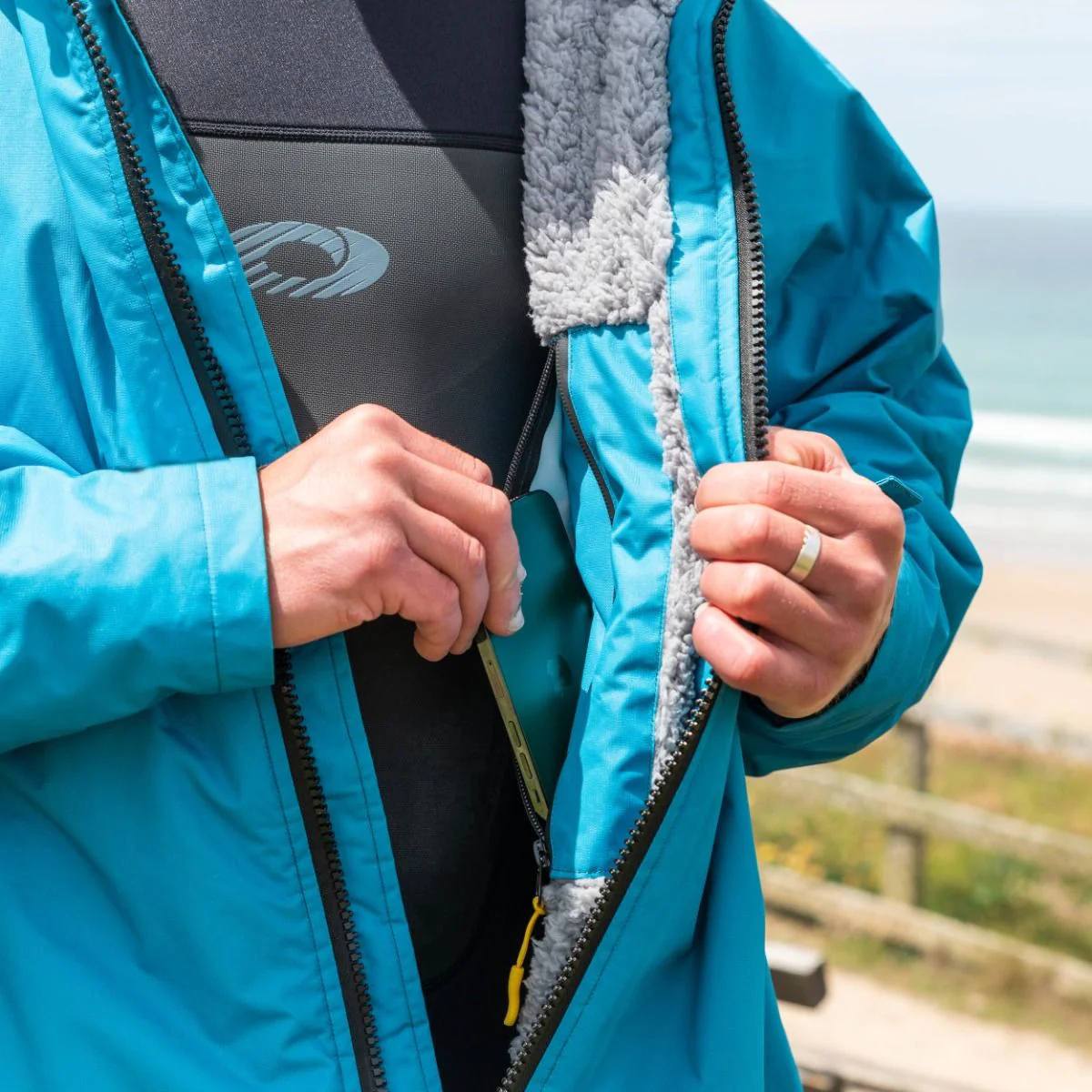 Osprey Unisex Changing Robe Teal - Image 5